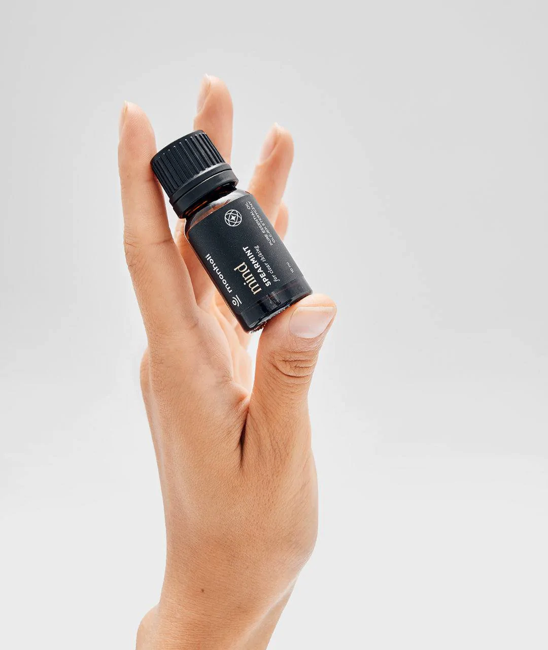 Olejek eteryczny MIND - Mięta 10ml w dłoni