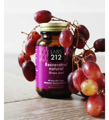 Suplement diety Resveratrol natural Grape seed (Resweratrol naturalny) widok z winogronami