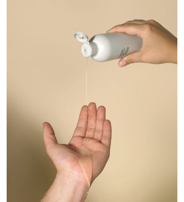 SHAMPOO REFINERY - Męski szampon do włosów 300ml aplikacja