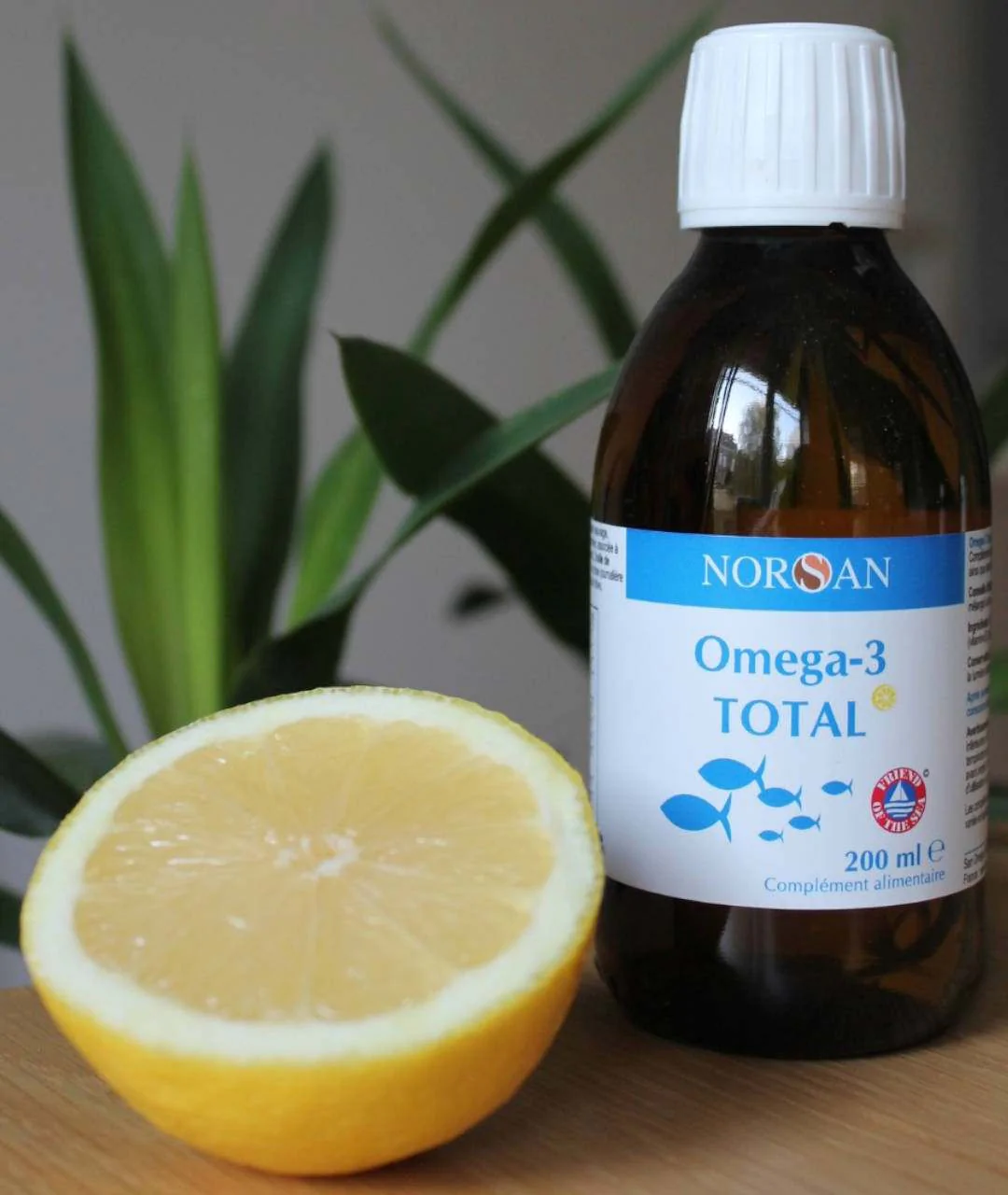 Omega-3 Total Cytrynowy 200ml widok z cytryną