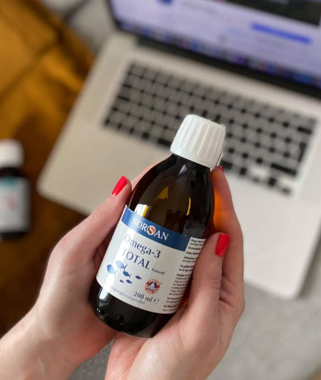 Omega-3 Total Naturalny 200ml widok w dłoni