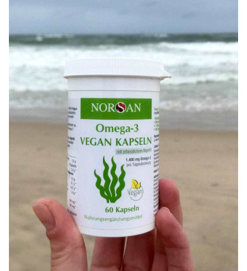 Omega-3 Vegan 80 kapsułek widok nad tle morza