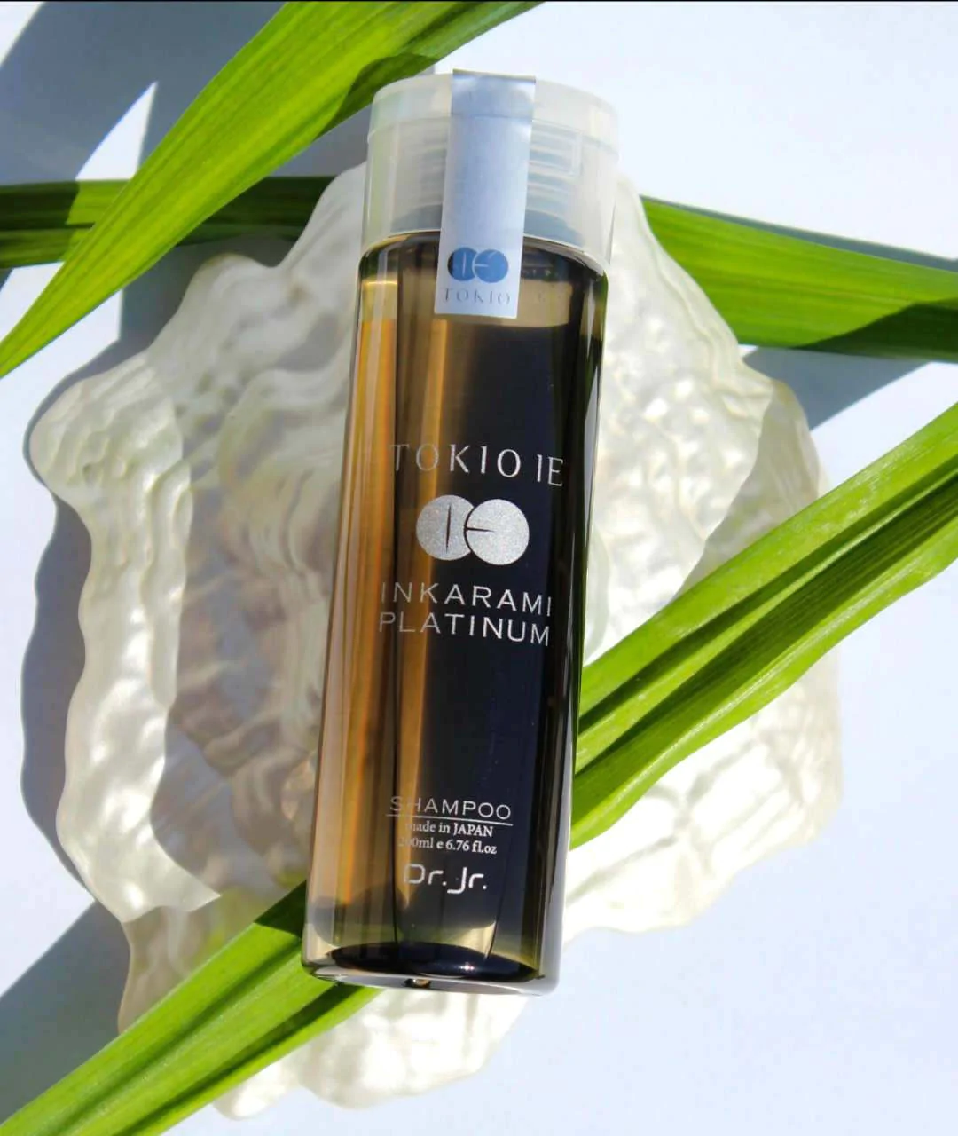 TOKIO IE PLATINIUM SHAMPOO - szampon 200ml widok na tle liści