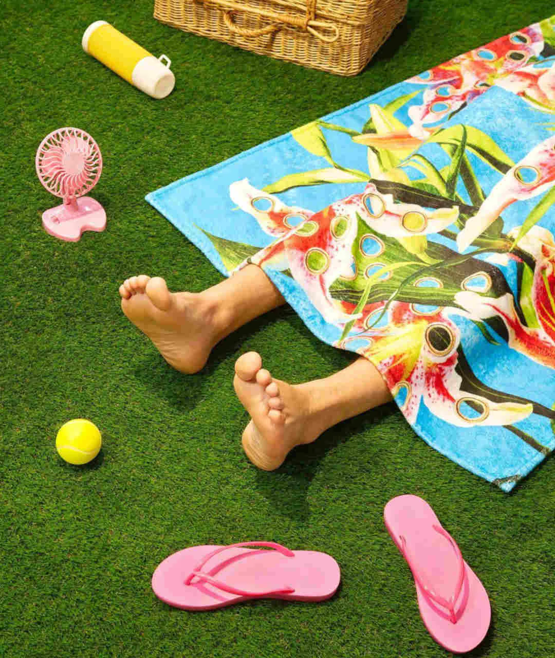 TOILETPAPER BEACH TOWEL "FLOWERS" 100x180cm  opakowanie