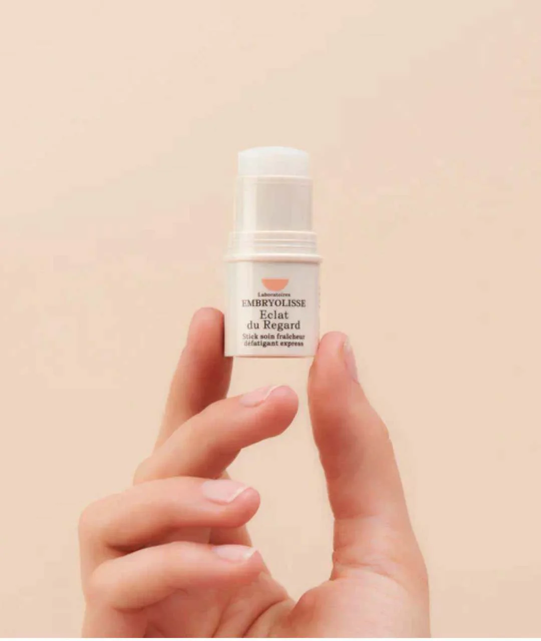 LIGHT EYES 4.5g - NEW FORMULA view in the palm of your hand