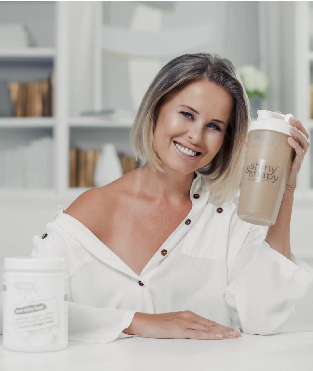 Shake with collagen Chocolate 385g shaker view